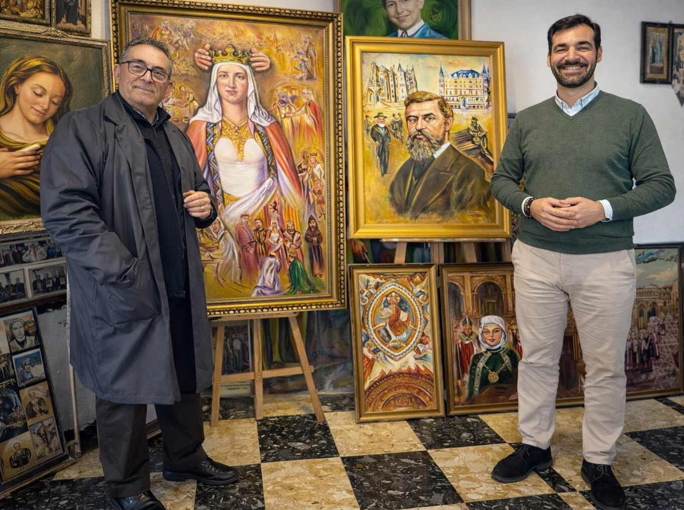 David Fernández, junto a Luis Zotes, durante su visita a la muestra del artista.