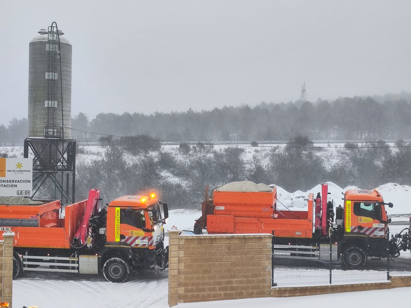 El operativo anti nieve de la Nacional 6 en el Puerto del Manzanal este viernes.