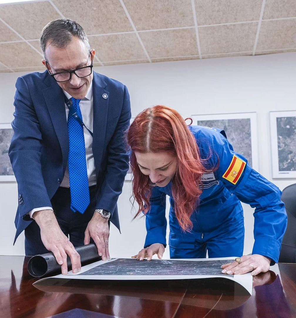 Sara García observa el detalle de León capital visto desde el espacio.