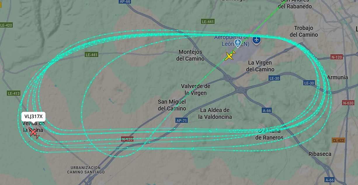 Imagen del avión de la Cultural (en rojo) dando vueltas sobre el cielo de León a las 11:15 horas.
