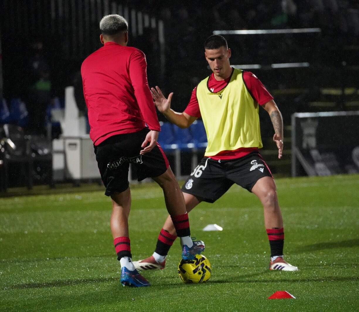 La lluvia, protagonista en la previa.