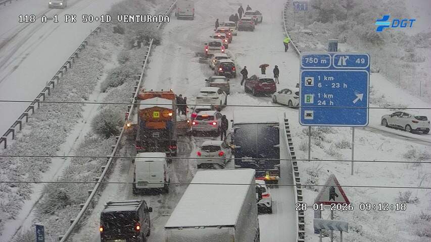 Uno de los 'tapones' en la A-6, ahora cortada por la nieve.