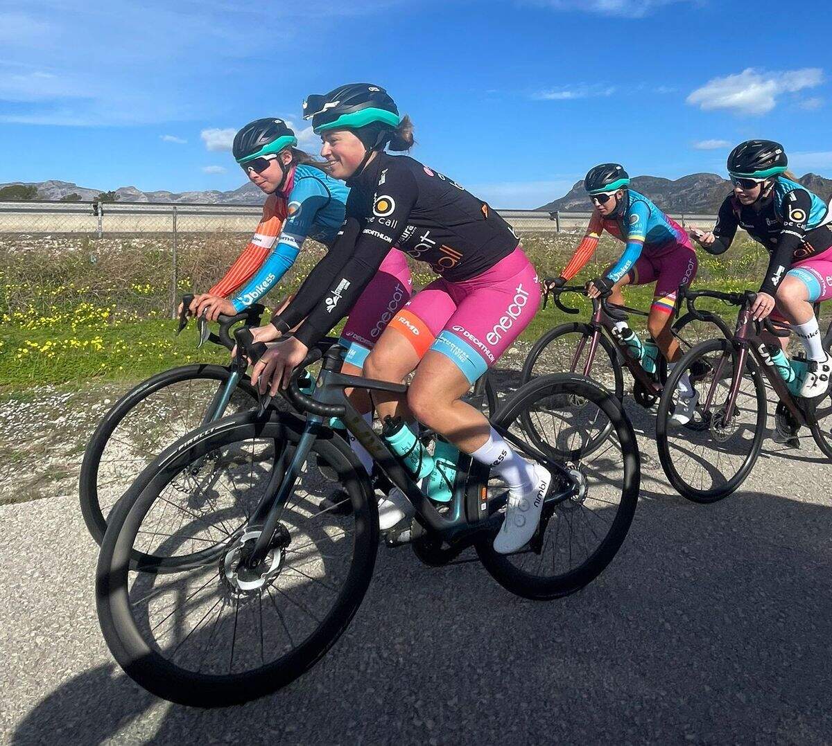 la ciclistas del Eneicat, durante un entrenamiento en carretera.