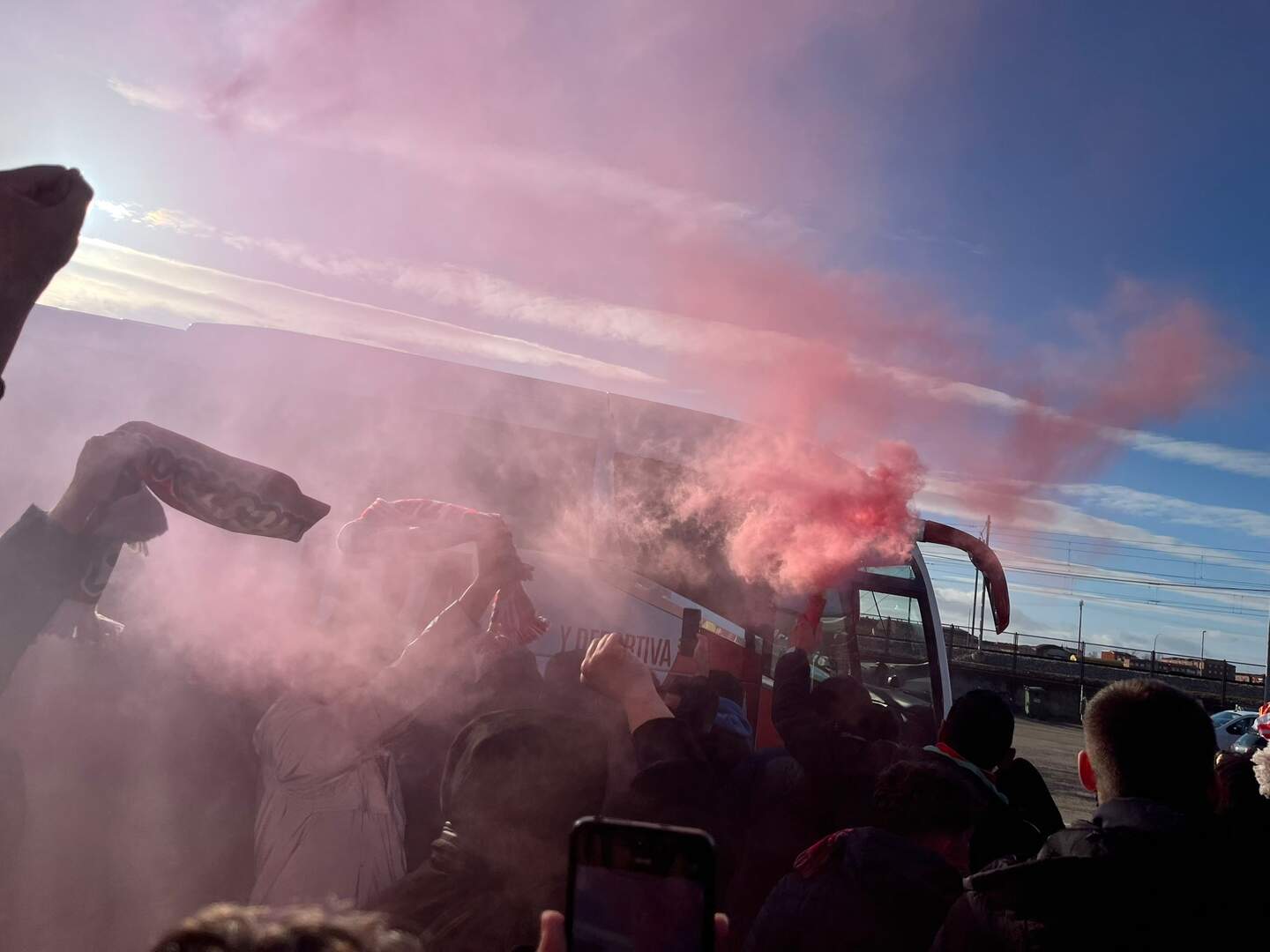 Es la imagen de la jornada, con la afición culturalista animando a su equipo a la llegada al Reino. La foto es de @zairaa2798