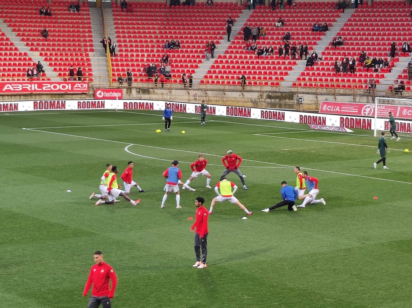 El equipo inicial de la Cultural calentando en el Reino de León.