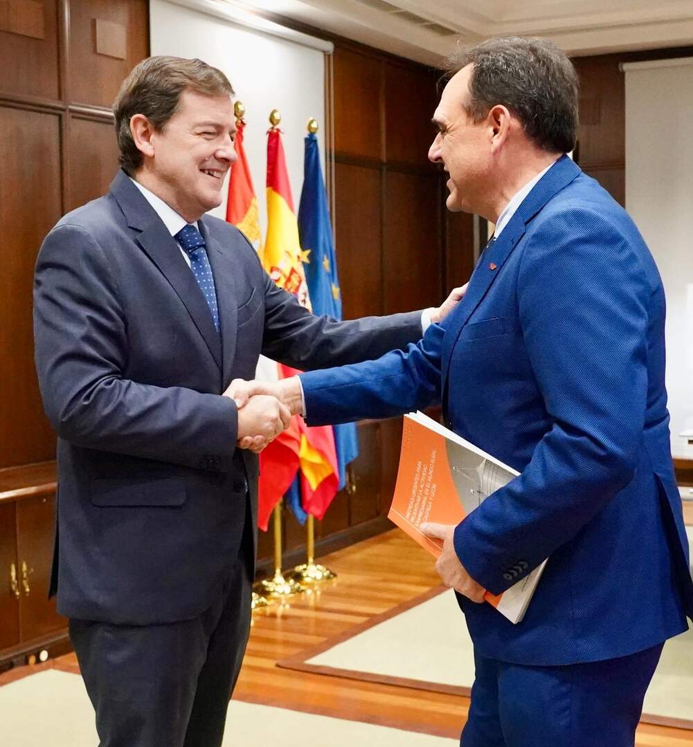 El presidente de la Junta de Castilla y León, Alfonso Fernández Mañueco, mantiene un encuentro con los presidentes de Empresa Familiar de Castilla y León, Isidoro J. Alanís, y Vitartis, Santiago Miguel Casado. Foto: Leticia Pérez.