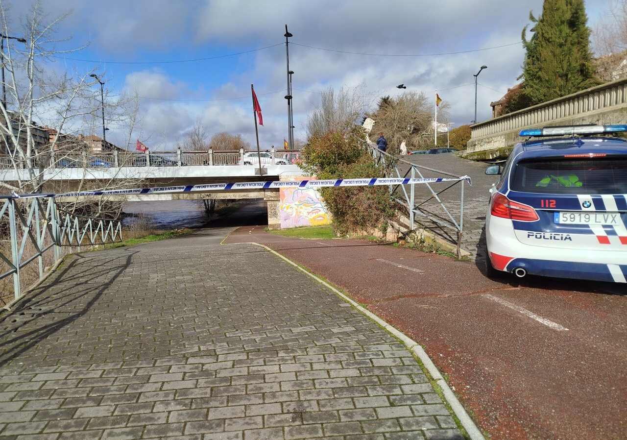 Efectivos de la Policía Local cortan el paso en una zona desbordada del río Bernesga.