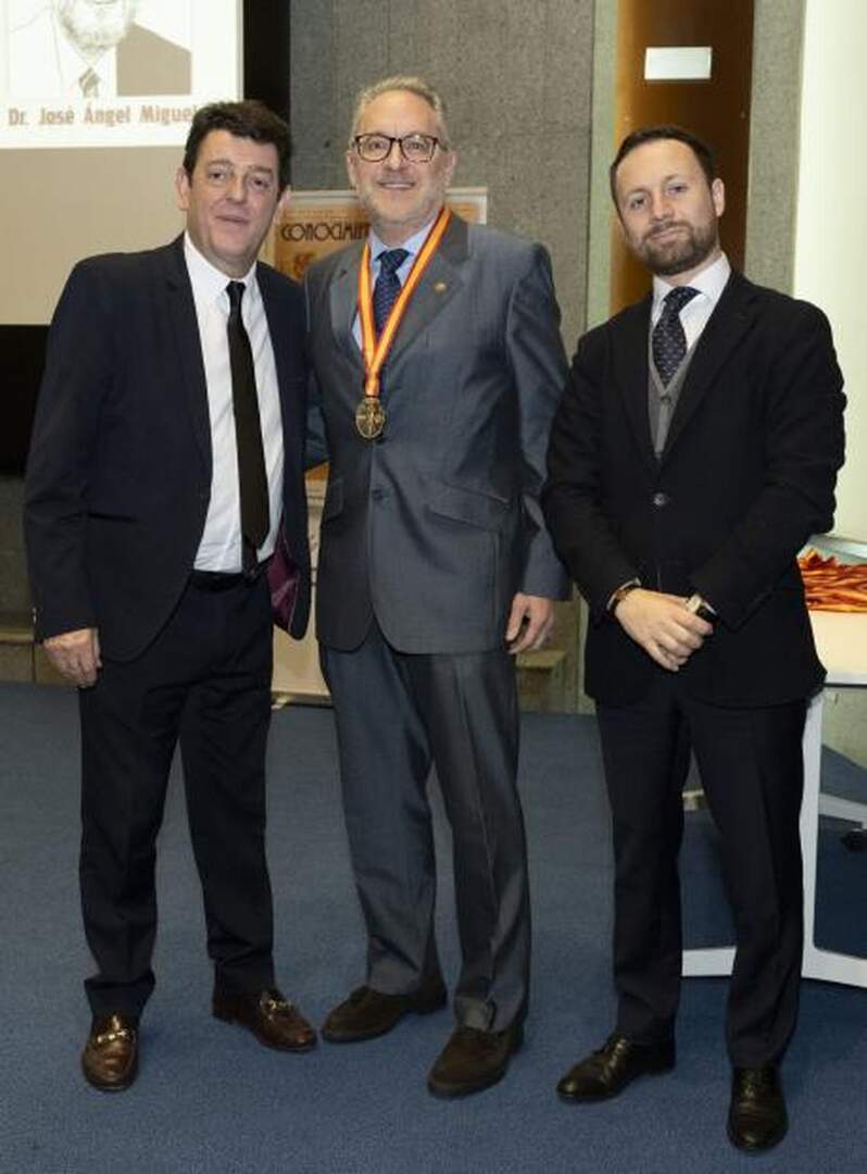 entrega_de_la_medalla_de_conocimiento_turistico_al_prof._de_la_ule_jose_angel_miguel_davila 1