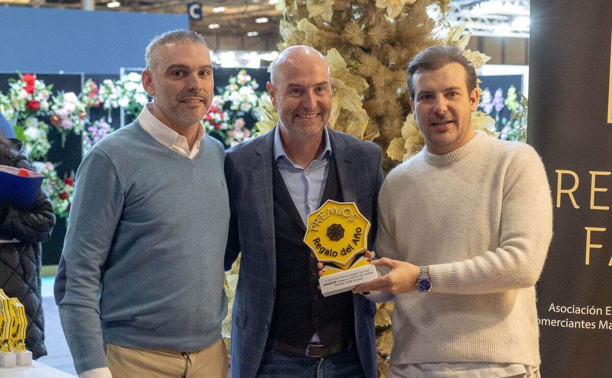 Fisura recoge el premio al Mejor Regalo del Año en la categoría Textil de Hogar por sus toallas de microfibra para la playa.