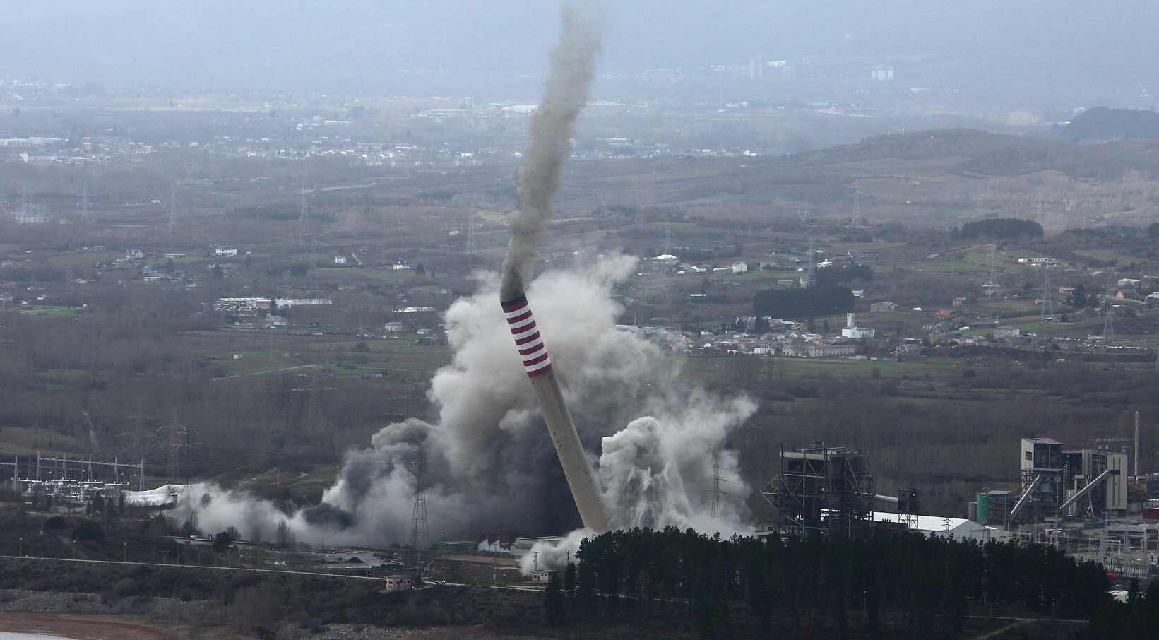 Demolición de las chimeneas de la antigua Central Térmica de Compostilla II de Cubillos del Sil. Foto: César Sánchez
