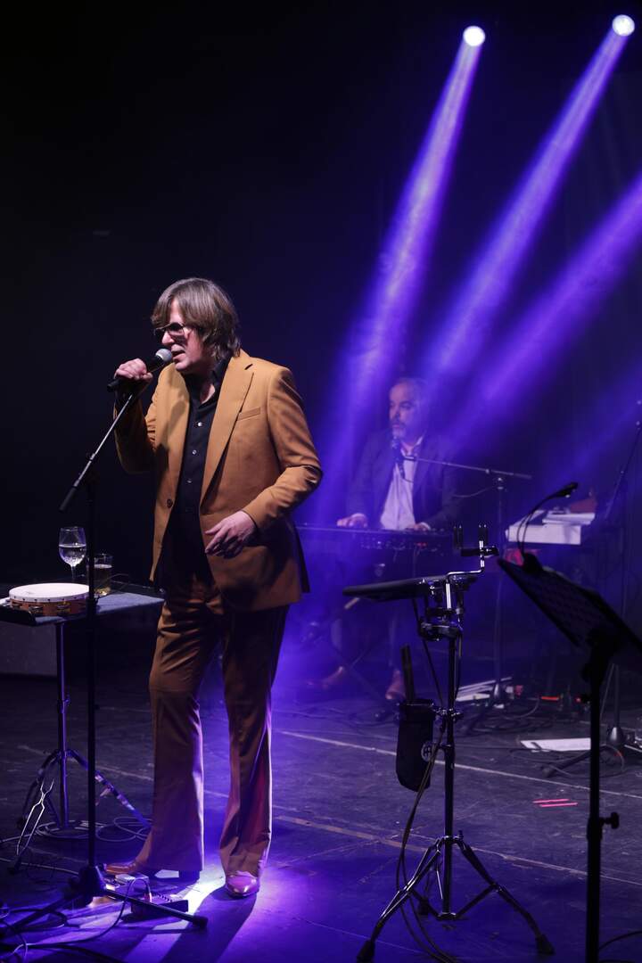 Nacho Vegas, durante su concierto en el Gran Café de León este viernes. Foto: Juan Luis García Díez.