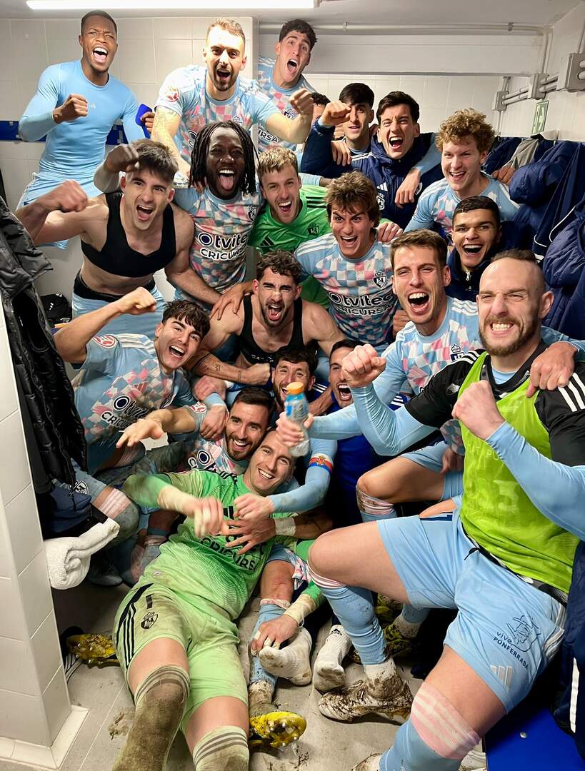 La plantilla de la Ponferradina celebrando la victoria.