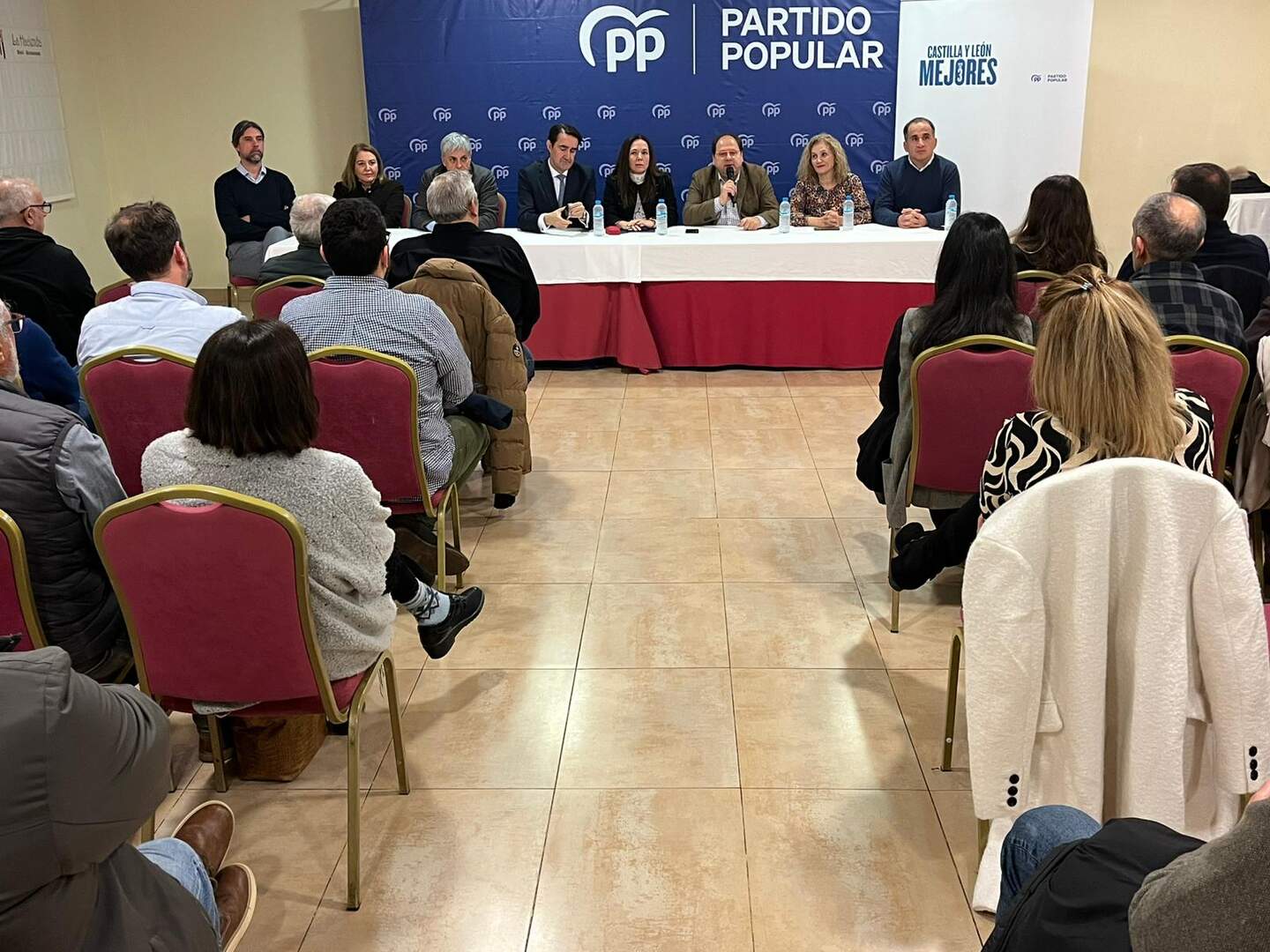 Reunión del Partido Popular en La Bañeza. Foto: PP