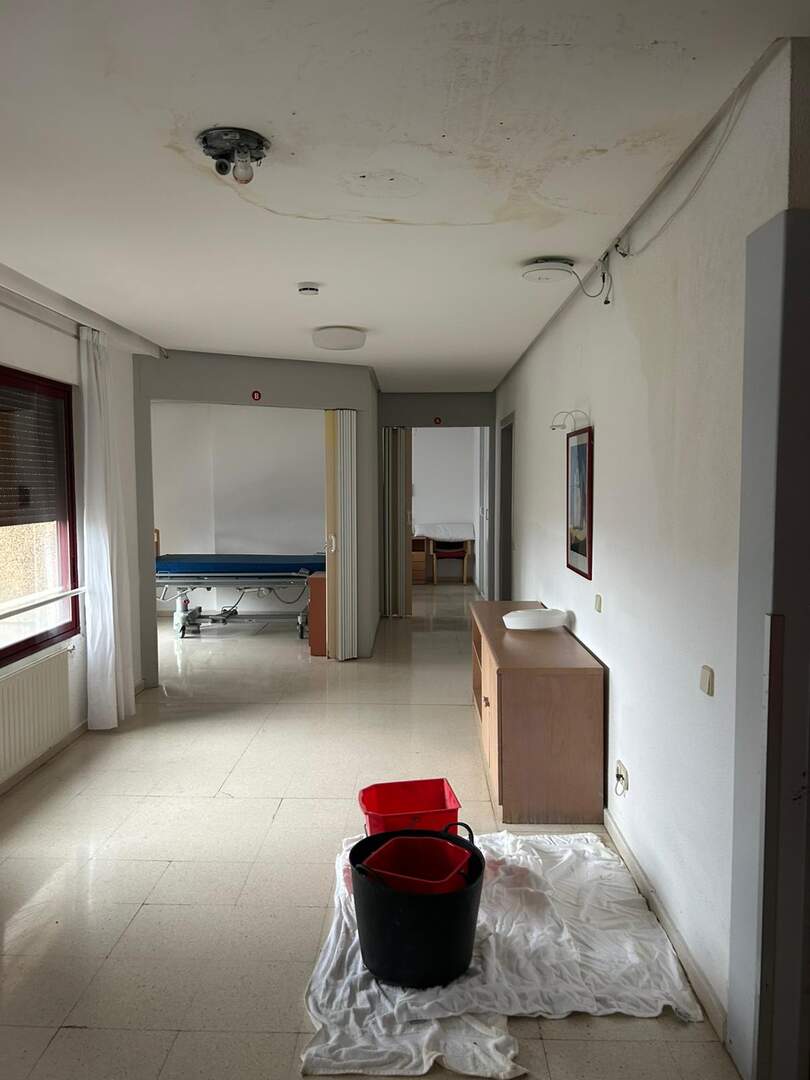 Las lluvias reavivan los problemas de filtraciones de la Residencia Mixta de mayores de Ponferrada