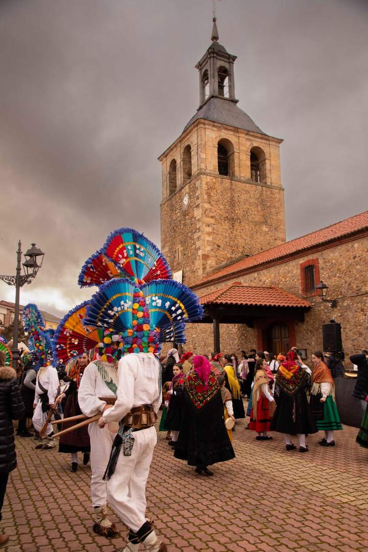 Llamas de la Ribera revivió este domingo una de sus más grandes y antiguas tradiciones, correr el Antruejo, en una fiesta multitudinaria llena de color y folclore. Foto: Jesúsgg.