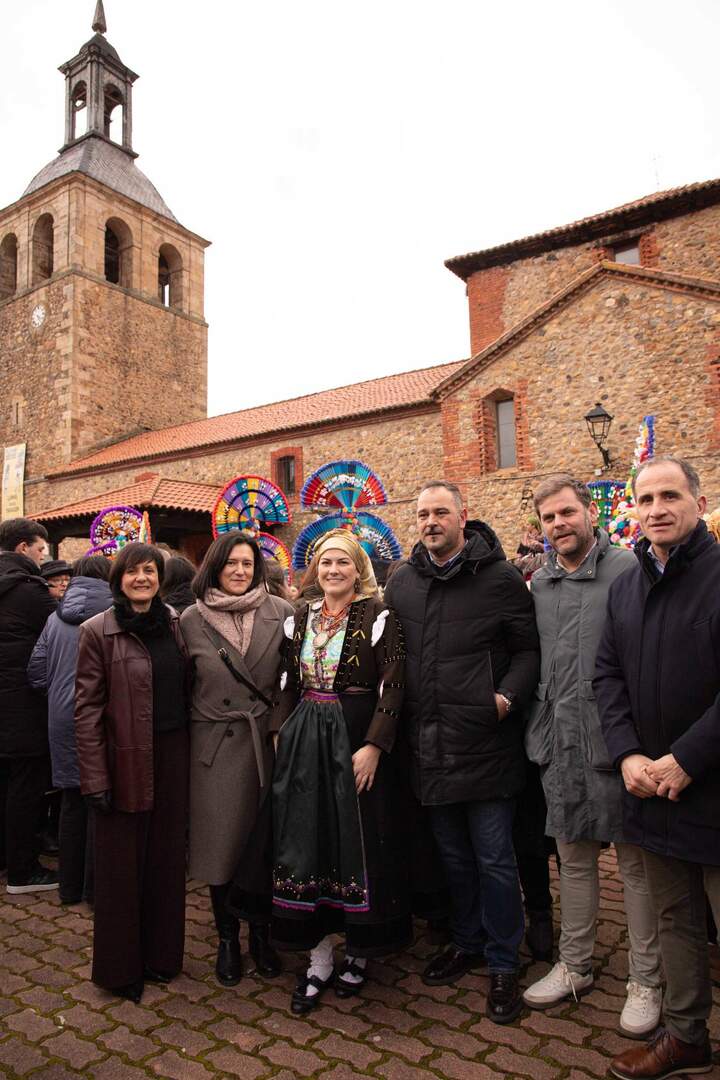 Llamas de la Ribera revivió este domingo una de sus más grandes y antiguas tradiciones, correr el Antruejo, en una fiesta multitudinaria llena de color y folclore. Foto: Jesúsgg.