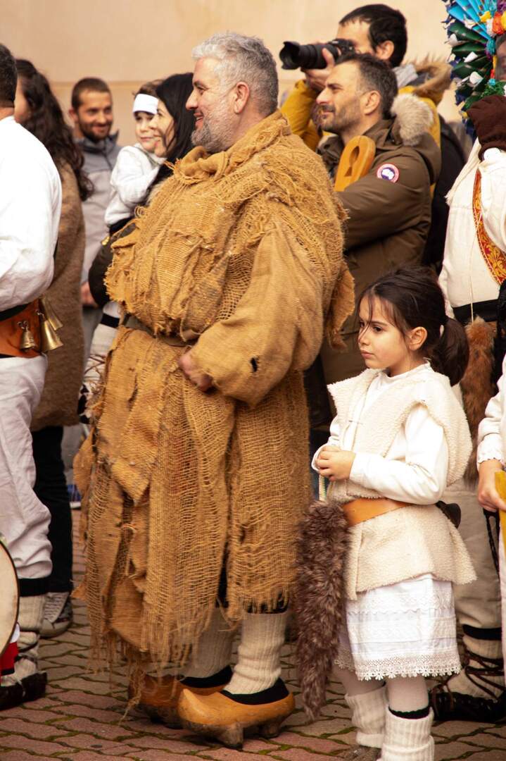 Llamas de la Ribera revivió este domingo una de sus más grandes y antiguas tradiciones, correr el Antruejo, en una fiesta multitudinaria llena de color y folclore. Foto: Jesúsgg.