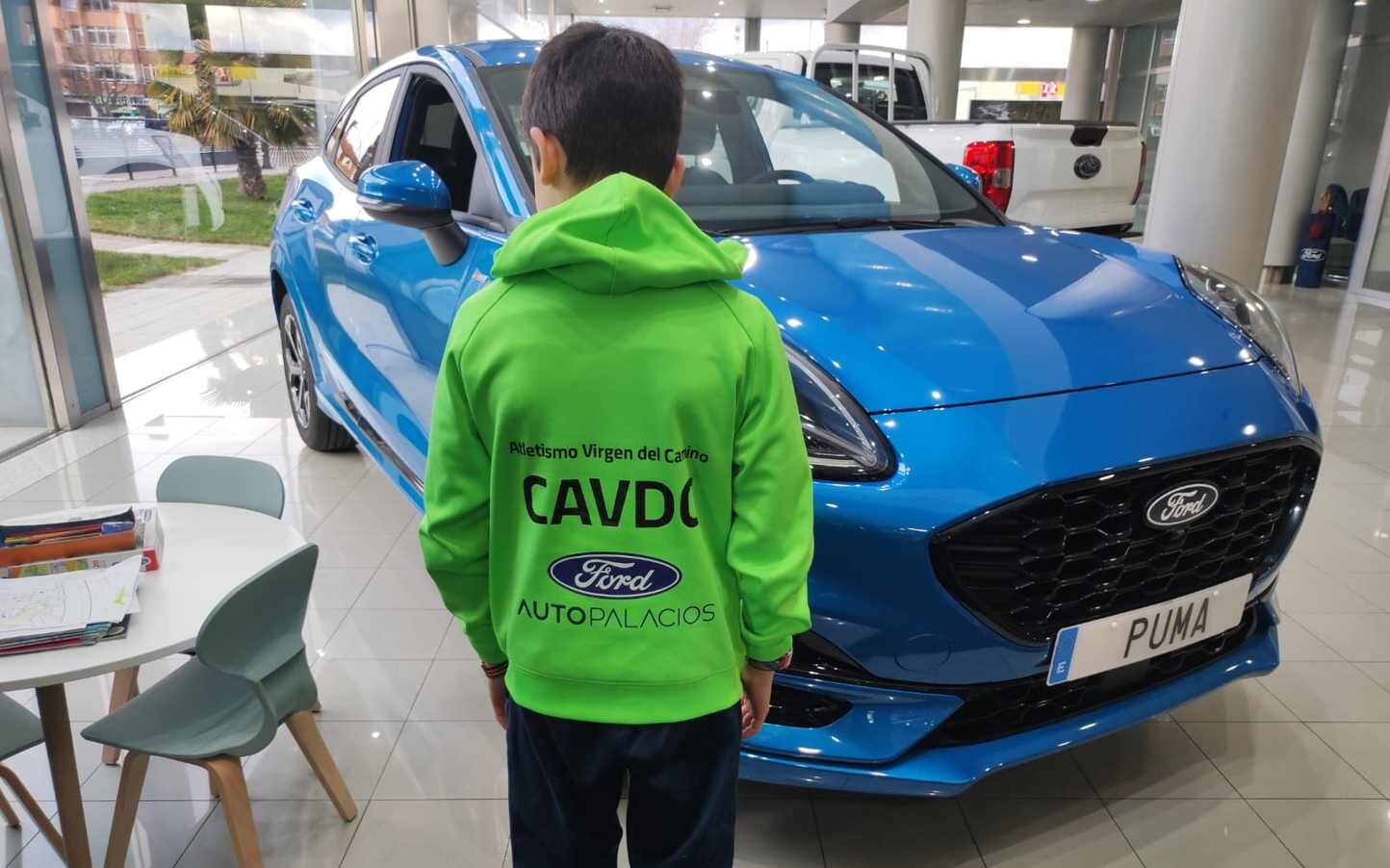 Uno de los jóvenes participantes, durante la presentación.