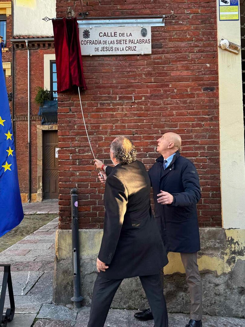 Momento en el que se procede a la inauguración de la nueva nomenclatura de la calle. Foto: AytoLeón