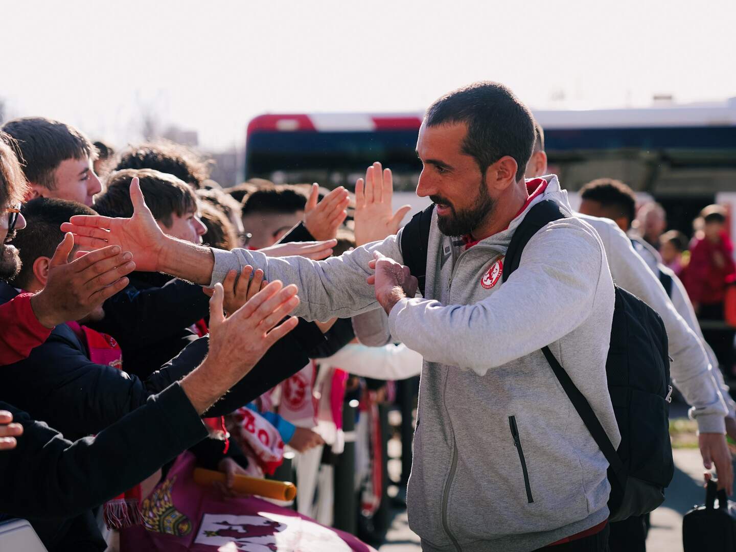 Maestre saluda a los aficionados a su llegada al Reino.