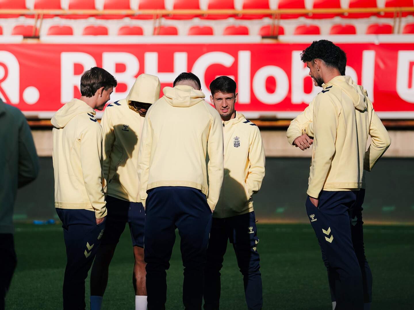 Los jugadores de Las Palmas sobre el terreno de juego del Reino de León.