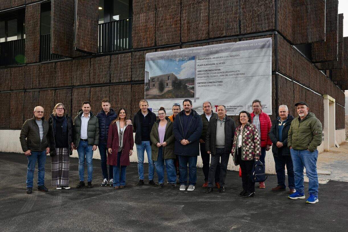 La candidata del PSOE de León a las Cortes de Castilla y León, Nuria Rubio, ha visitado este miércoles La Robla junto al secretario general del PSOE de León, Javier Alfonso Cendón, los candidatos Mario Rivas, Benjamín Fernández y Luis Negro y el alcalde del municipio, Santiago Dorado, para poner en valor las propuestas industriales del programa de gobierno socialista.