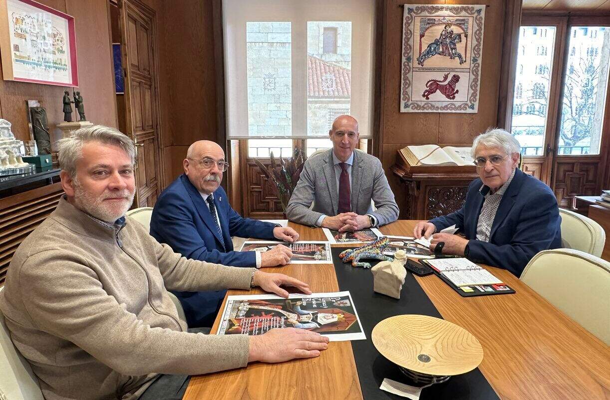 Representantes de la Federación Vecinos Rey Ordoño este miércoles durante su reunión con el alcalde José Antonio Diez. Foto: Ayto. León.