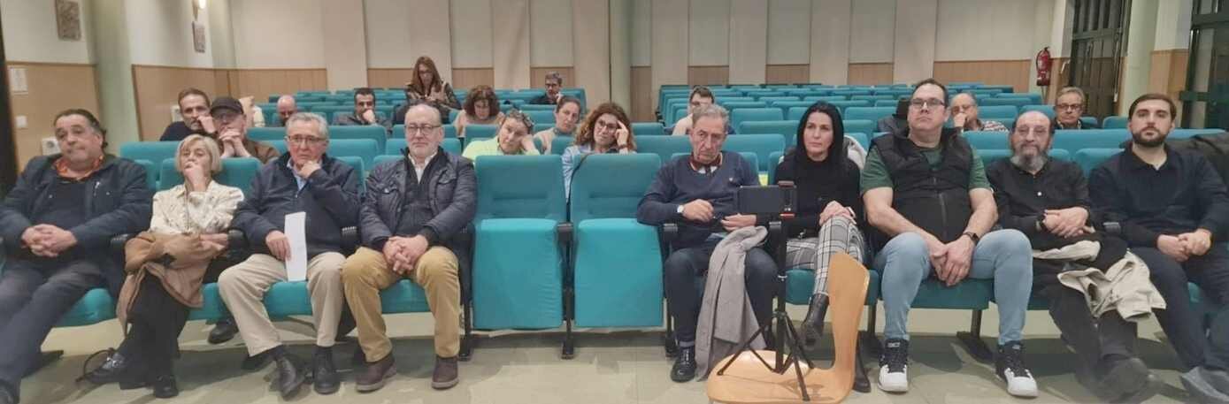 Imagen de los participantes y asistentes al debate.