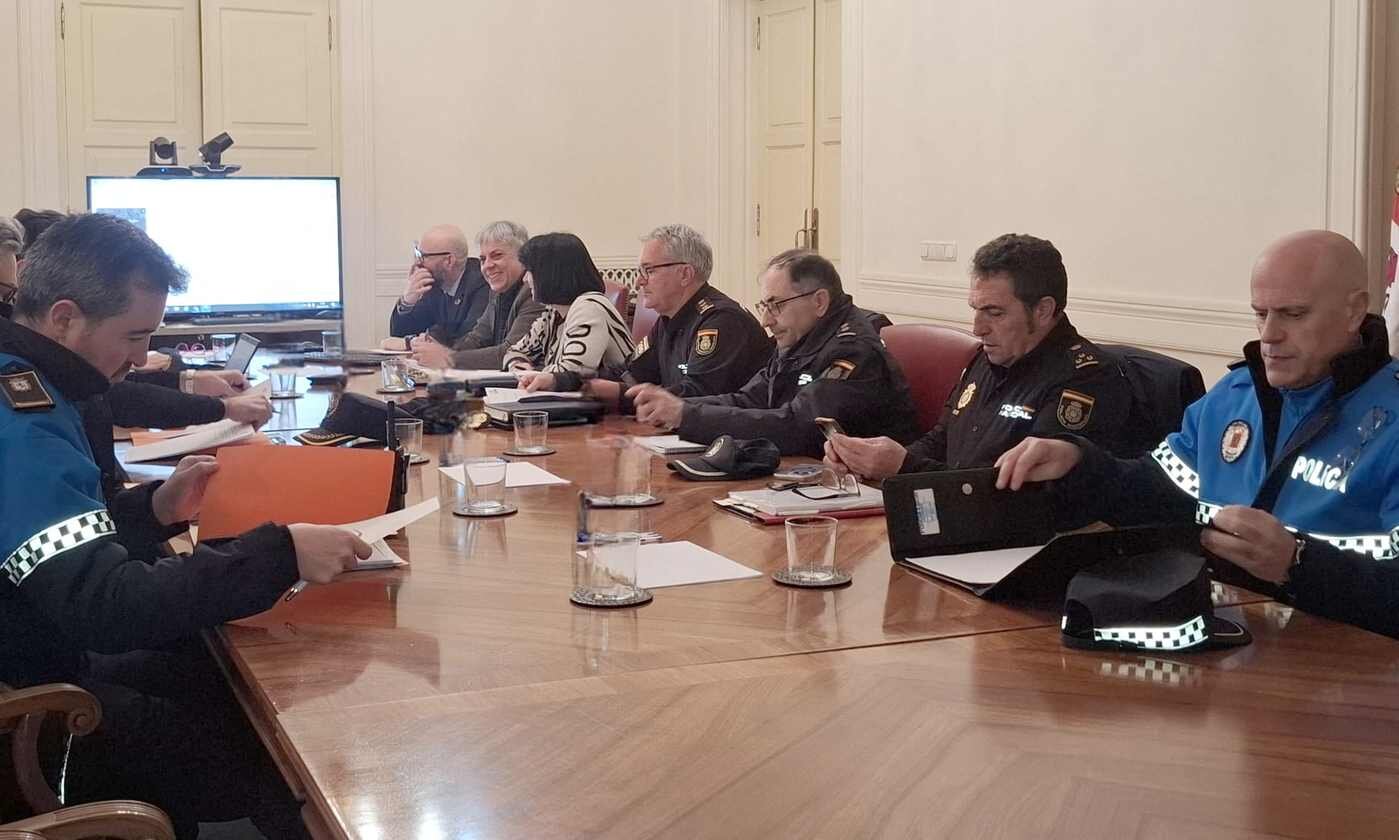 La Subdelegación del Gobierno coordina a 700 guardias civiles, 500 policías nacionales y 91 locales para velar por el normal desarrollo de la jornada electoral en la provincia.