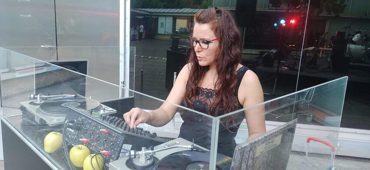 EveAndTheApple es el nombre artístico de Eva en su versión DJ.