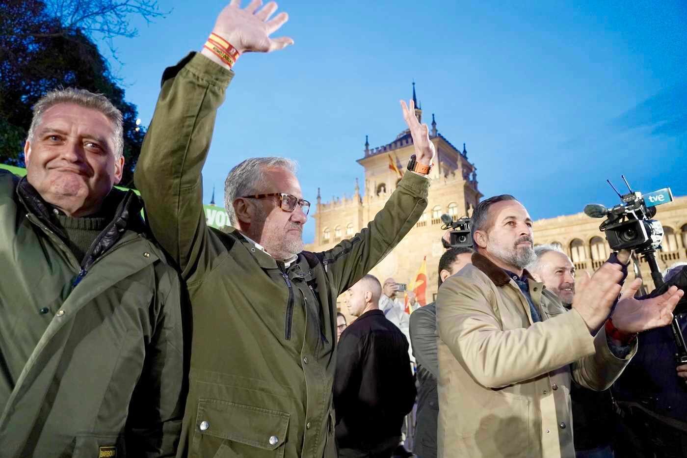 El presidente de Vox, Santiago Abascal, y el candidato a la Presidencia de la Junta por la formación, Carlos Pollán, protagonizan el acto de cierre de campaña en la plaza Zorrilla de Valladolid