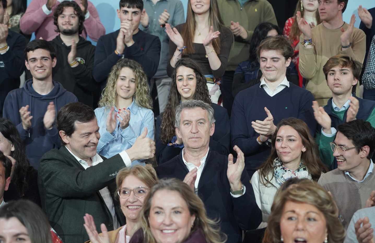 El presidente nacional del PP, Alberto Núñez Feijóo, y el candidato a la reelección como presidente de la Junta, Alfonso Fernández Mañueco, durante el acto de fin de campaña del PPCyL en Valladolid
