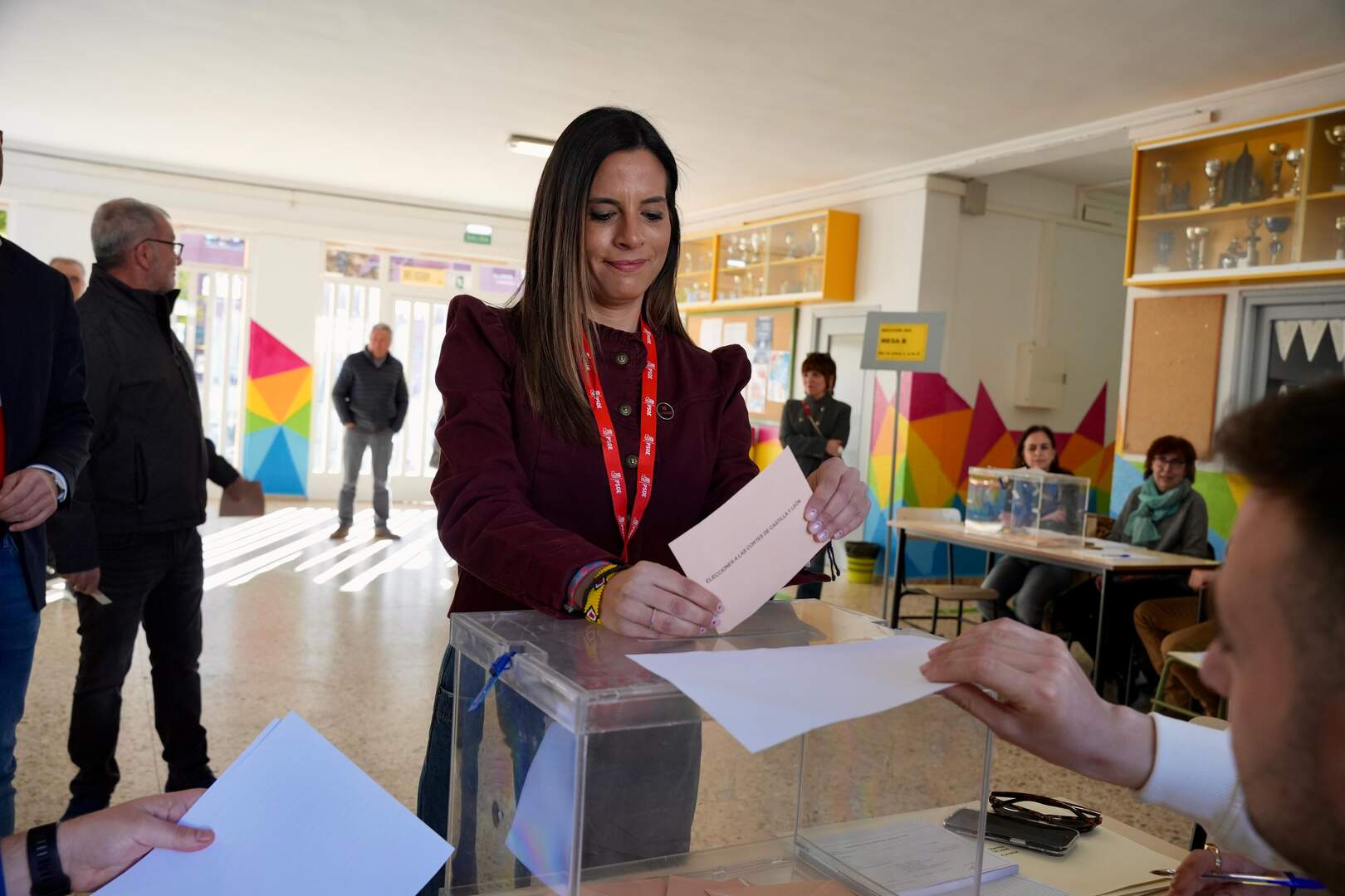 Nuria Rubio vota en el Luis Vives
