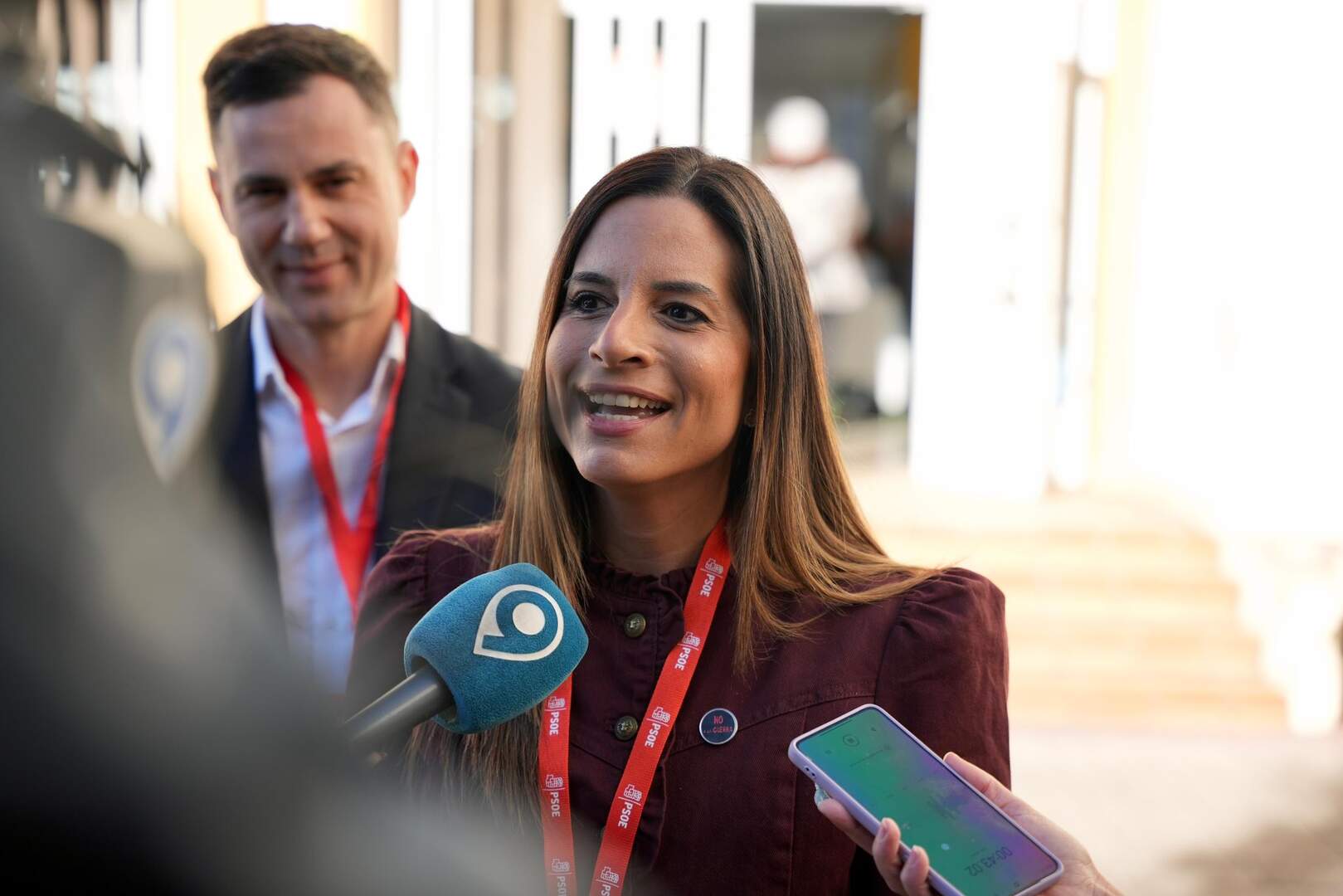 Nuria Rubio atiende a los medios tras votar en León.