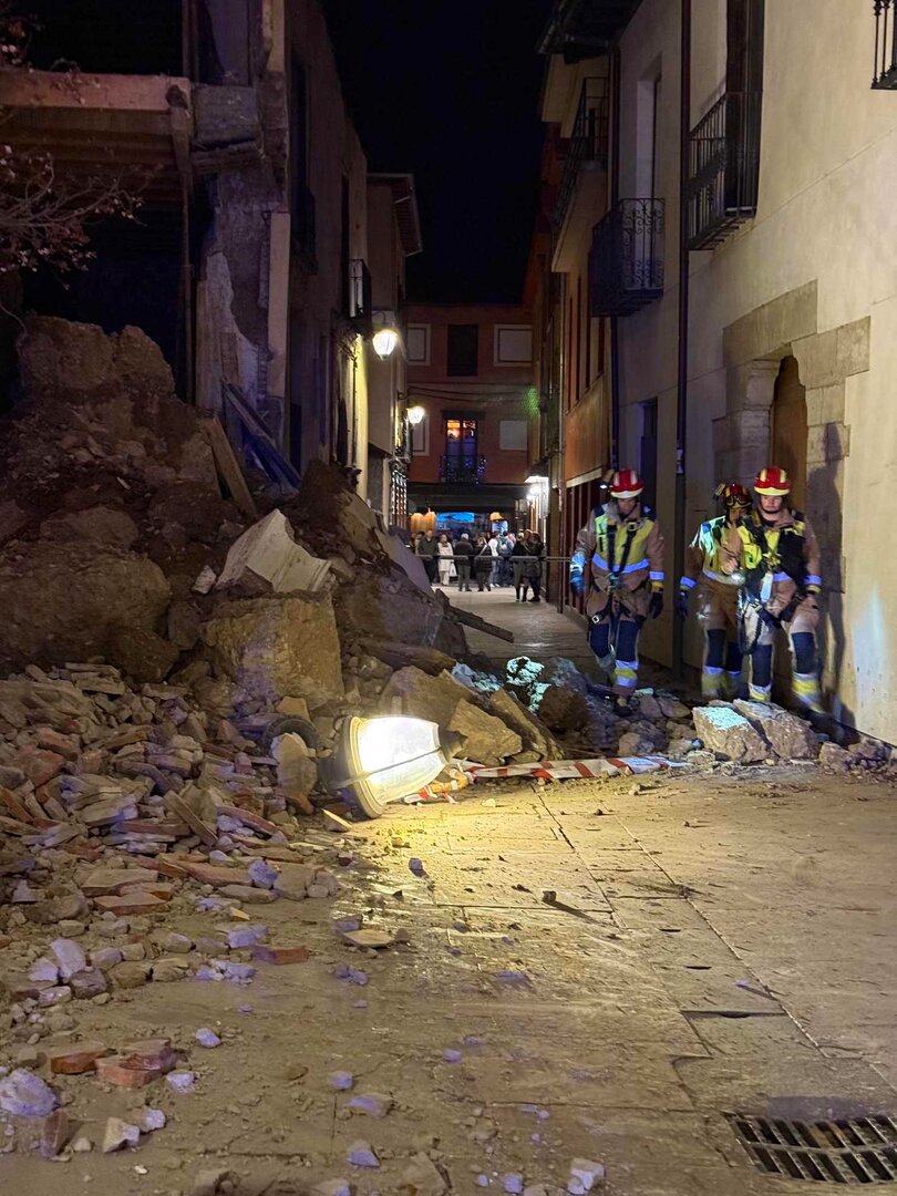 Bomberos de León, en una imagen tomada por ellos mismos en la zona, en el inmueble caído.