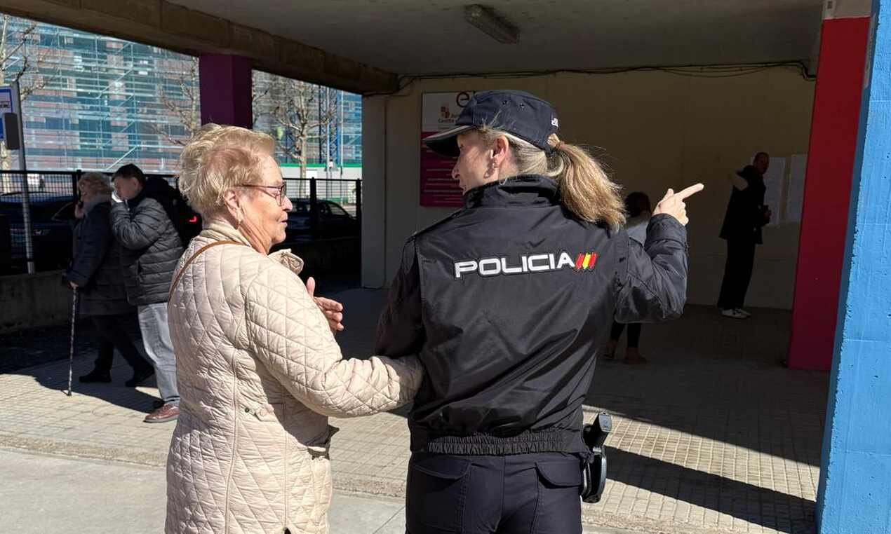 Efectivos policiales colaboran en la jornada electoral este domingo.