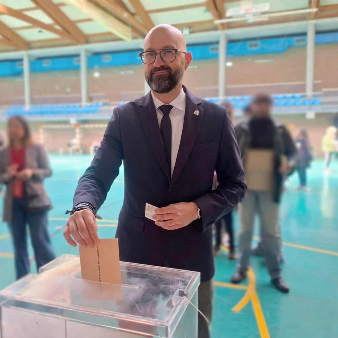 El subdelegado del Gobierno, en el momento de ejercer su derecho al voto.