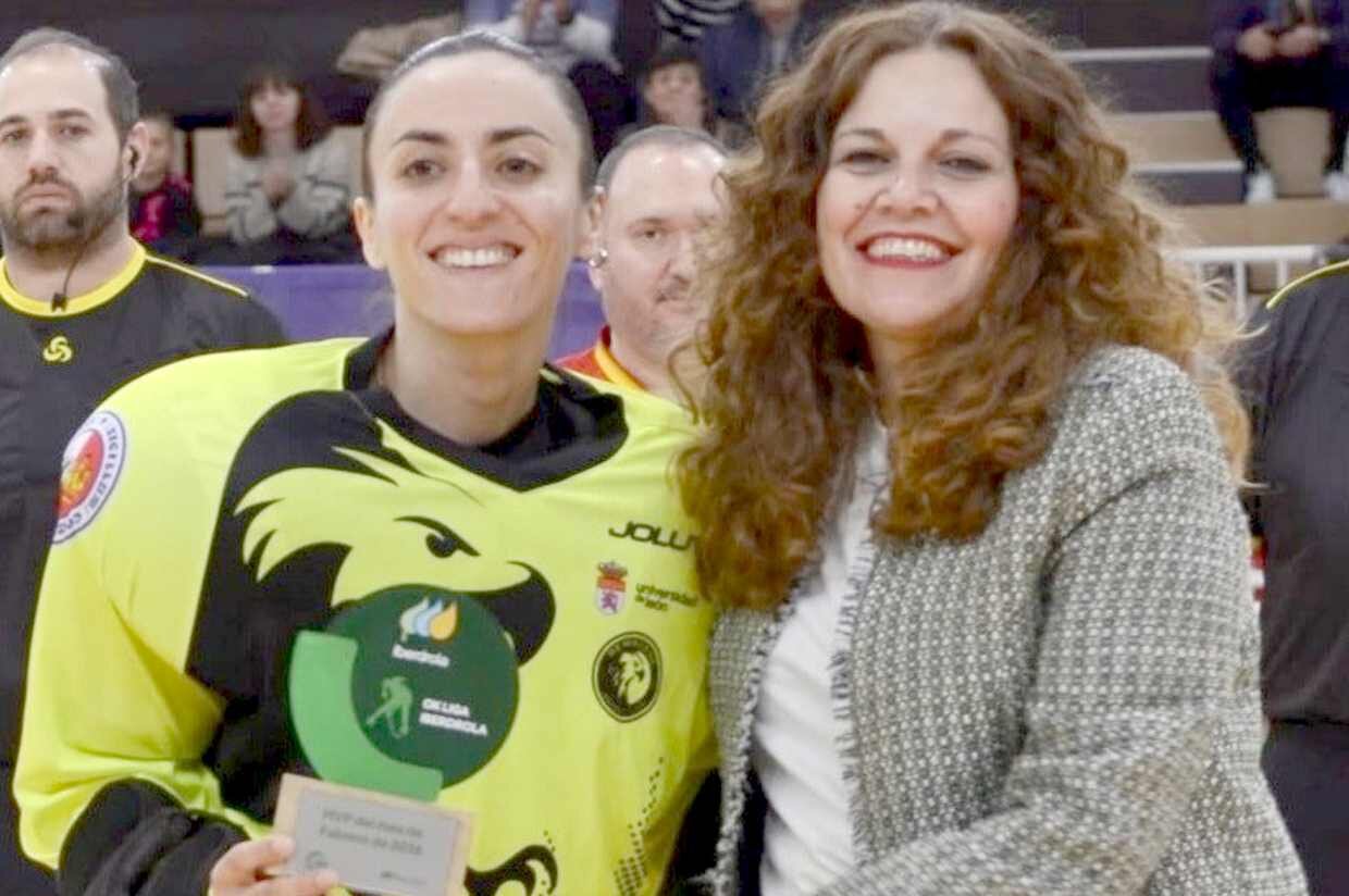 La alcaldesa de la localidad de Bembibre entrega una distinción durante el partido.