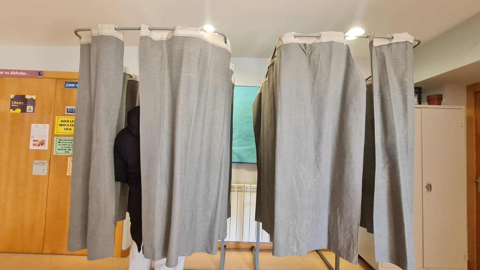 La afluencia de votantes se ha reducido de forma notable durante las horas que coinciden con las comida.