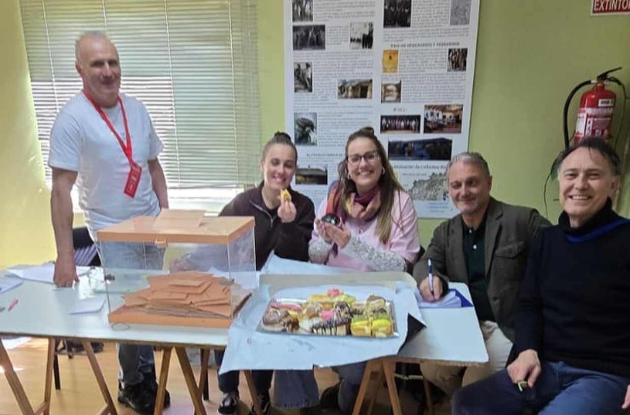 Un votante obsequia con pasteles a los integrantes de la mesa electoral de Cabañas Raras.