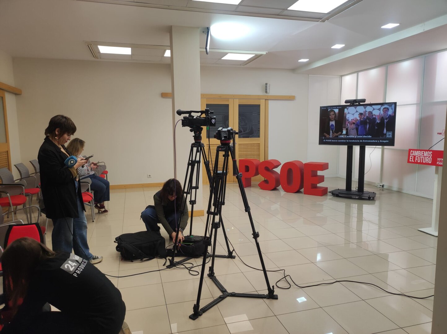 Imagen de la sede del PSOE al cierre de los colegios electorales.