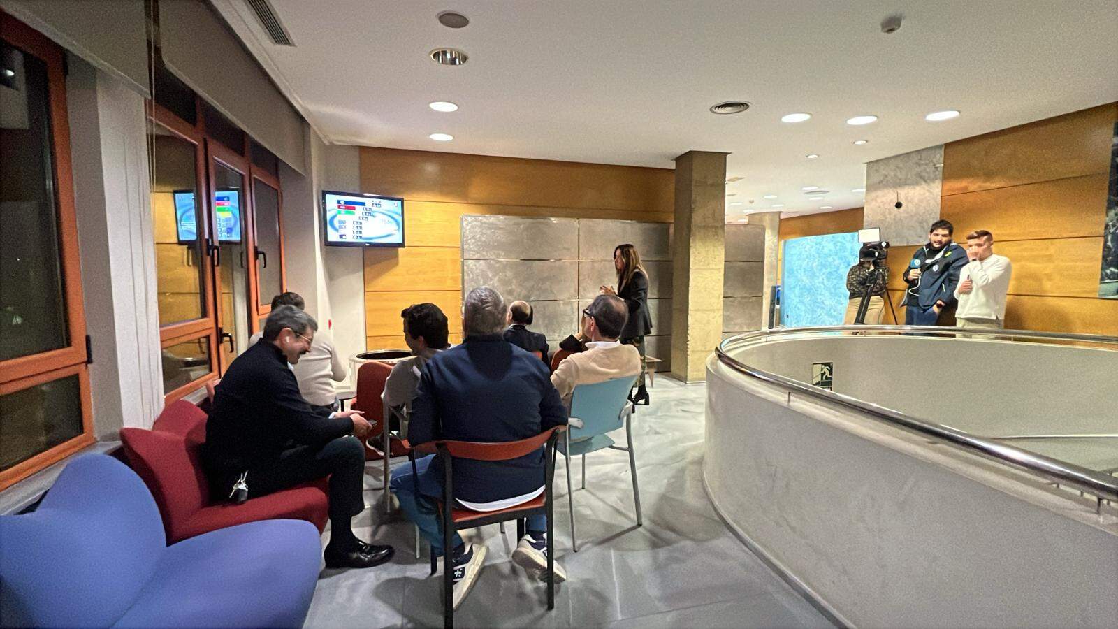 Los populares siguen en la sede el avance del recuento de votos.