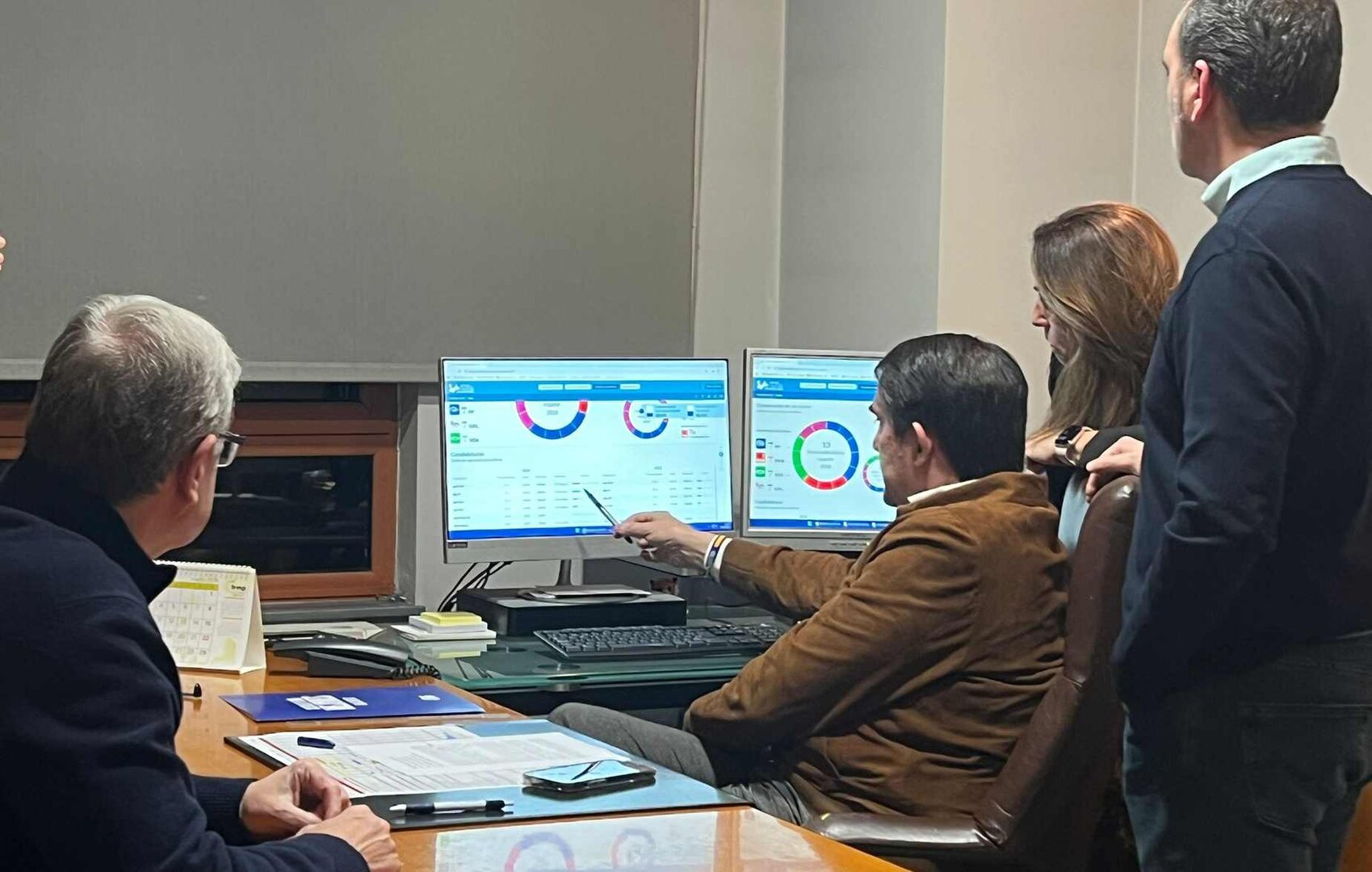 Antonio Silván, Suárez-Quiñones, Álvarez Casais y Ricardo Gavilanes siguen la evolución del recuento.