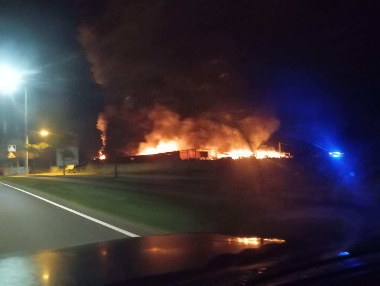 Imagen del incendio cuatro horas después de que fuera declarado.