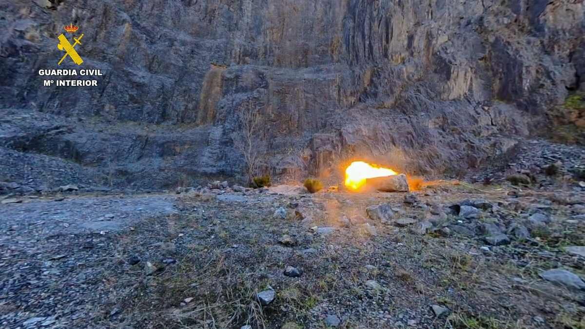 Imagen de la detonación de los extintores explosivos.