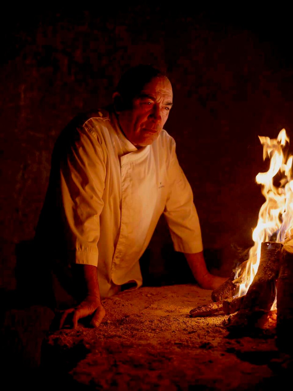 José Gordón observa el fuego en el interior de la Cúpula.