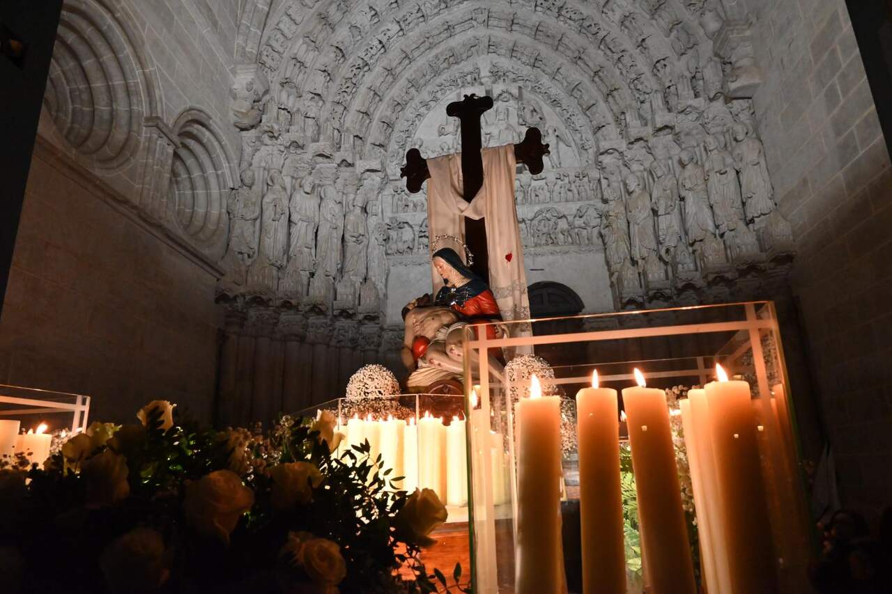 Ciudad Rodrigo despliega durante su Semana Santa uno de los espectáculos más sobrecogedores del calendario nacional. Entre murallas centenarias, calles empedradas y edificios históricos, esta celebración se convierte en una experiencia sensorial y espiritual incomparable.