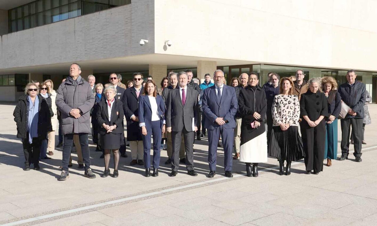 Las Cortes de Castilla y León han guardado este viernes un minuto de silencio en memoria de Manuel Estella, quien presidió la institución entre 1991 y 2003 y fue procurador desde 1983.