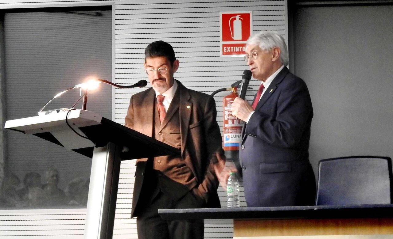 Un instante de la conferencia que citó a un nutrido público muy interesado en conocer a fondo la figura de la reina Urraca.