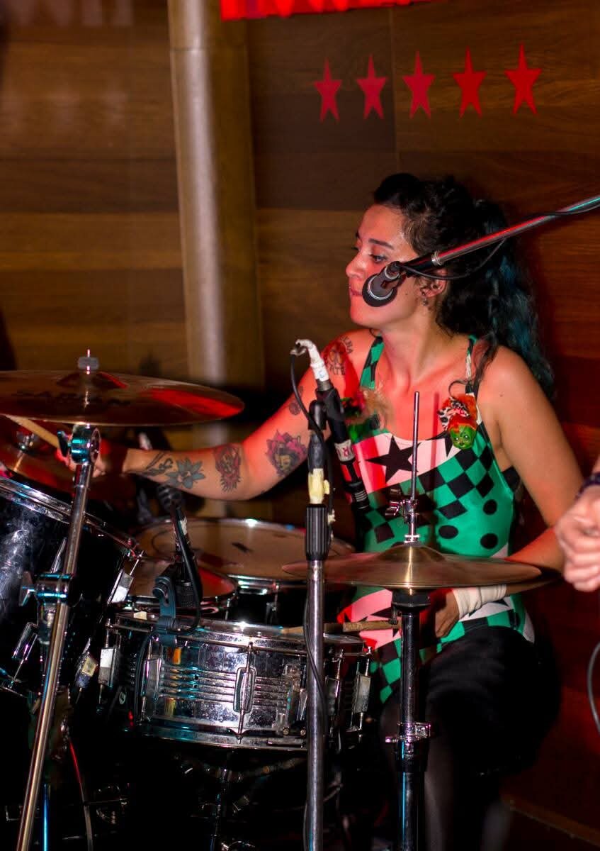 Una de las grandes aficiones de Abi es tocar la batería. En la imagen, en el Gran Café.